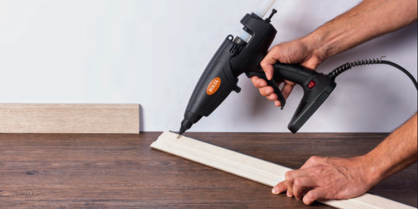 Montáž podlahových lišt tavnou pistolí